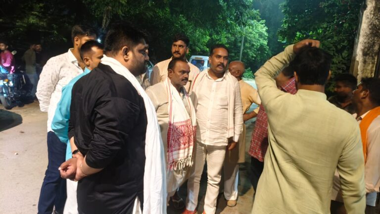 वरिष्ठ नेता समाजसेवी परशुराम युवा वाहिनी के प्रदेश अध्यक्ष करुणाकर पांडे (बाबू) ने सड़क दुर्घटना में तीन युवकों की मृत्यु पर  पीएम हाउस पहुंच कर परिवार को लोगों को दी सांत्वना