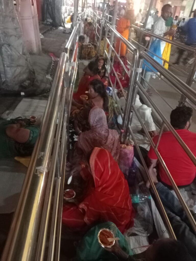 वाराणसी।  धनतेरस पर मां स्वर्ण अन्नपूर्णा की एक झलक पाने के लिए दूर दराज के भक्तों का काशी पहुंचना आरंभ हो गया है।