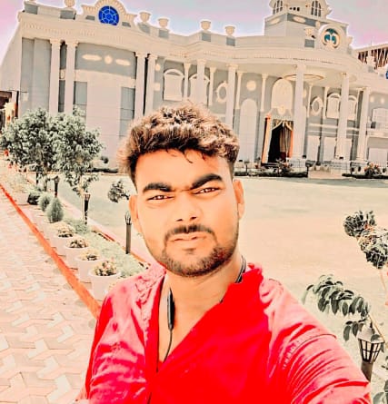 आज़मगढ़ में पत्नी के सामने फंदे पर लटक गया पति: मां ने बहू पर लगाया हत्या का आरोप