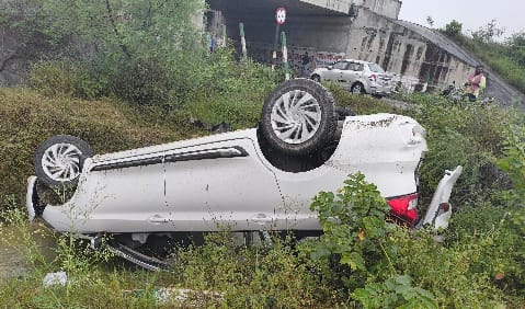 पूर्वांचल एक्सप्रेसवे के सर्विस लेन पर भीषण हादसा, लखनऊ जा रही अर्टिगा कार गड्ढे में पलटी, सात लोग घायल, कराया गया भर्ती