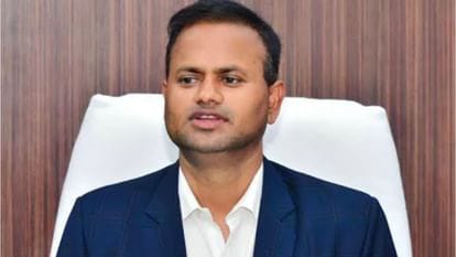 आजमगढ़ : लापरवाही पर गिरी डीएम की गाज, दो निलंबित