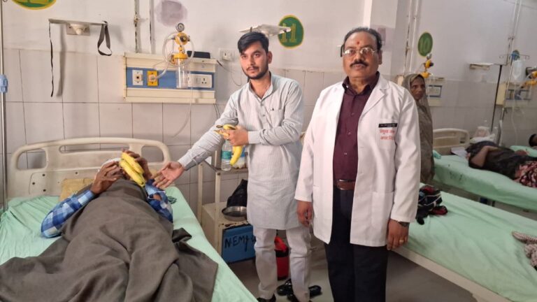 बाबा की पुण्यतिथि पर युवा नेता ने मंडलीय जिला चिकित्सालय में मरीजों को किया फल वितरण।