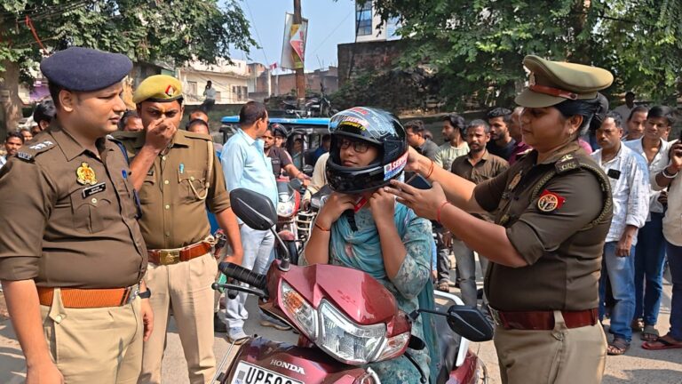आजमगढ़ यातायात माह-2025 के अंतर्गत हेलमेट वितरण व जनजागरूकता अभियान का किया गया आयोजन