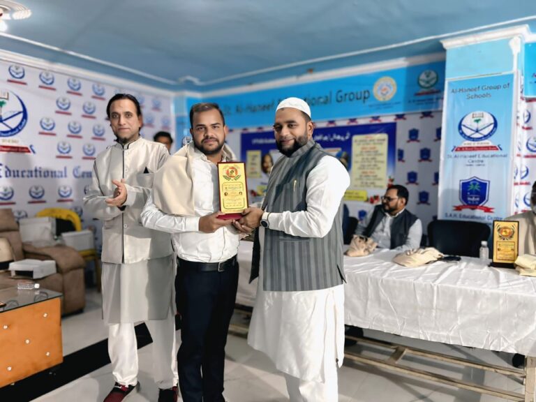 यूनिवर्सल हृयूमन वेलफेयर सोसाइटी व उ. प्र. उर्दू अकादमी के सेमिनार में फरहान अहमद “पत्रकार” हुए सम्मानित