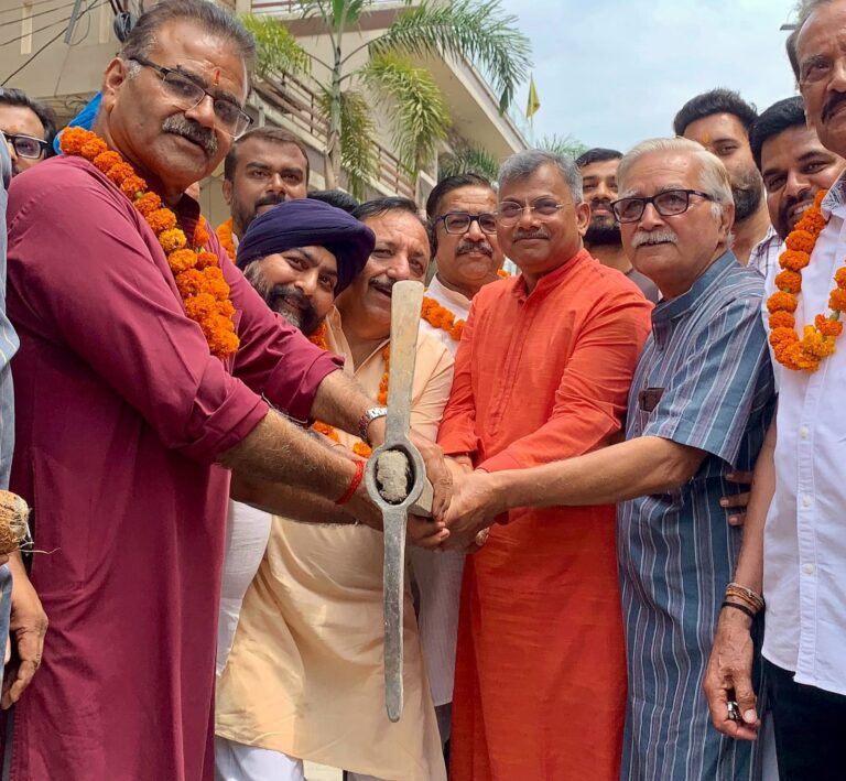 महानगर में विकास कार्यो को सर्वाेच्च प्राथमिकता दे रहा निगम, वार्ड संख्या 40 में दो सड़कों के निर्माण कार्य का महापौर ने किया शुभारंभ