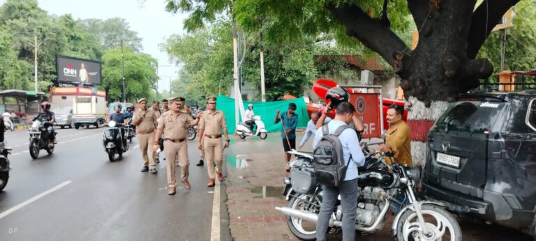 सीएम योगी के दौरे से पहले वाराणसी में सुरक्षा व्यवस्था कड़ी,सड़क किनारे खड़े वाहन हटवाए गए