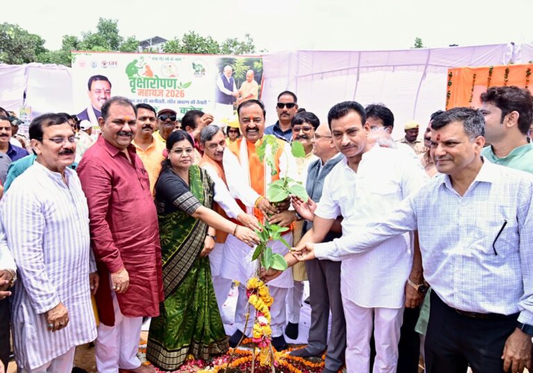 आइए मिलकर कदम बढ़ाएं- माँ के नाम एक पेड़ लगाएं!