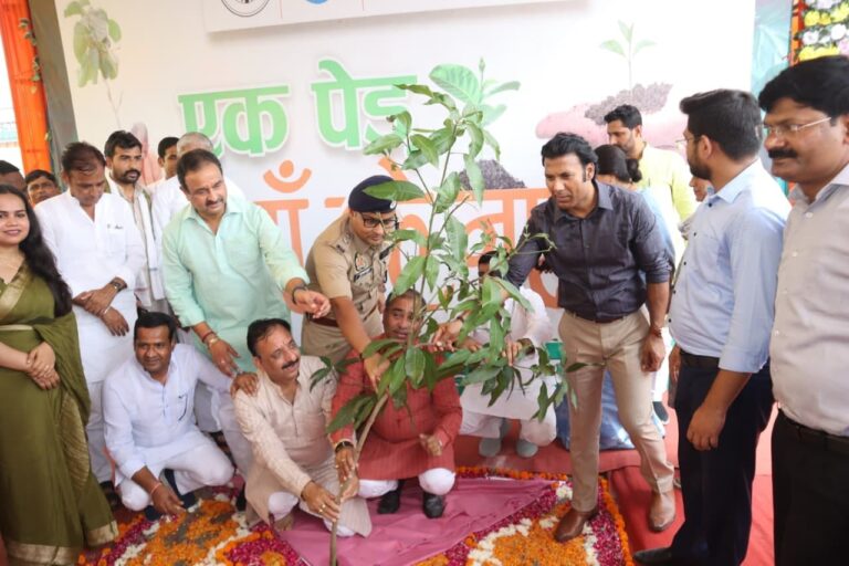 प्रत्येक व्यक्ति माँ को समर्पित करते हुए कम से कम एक पेड़ अवश्य लगाएं एवं उसकी देखभाल अपनी माँ की तरह करे*