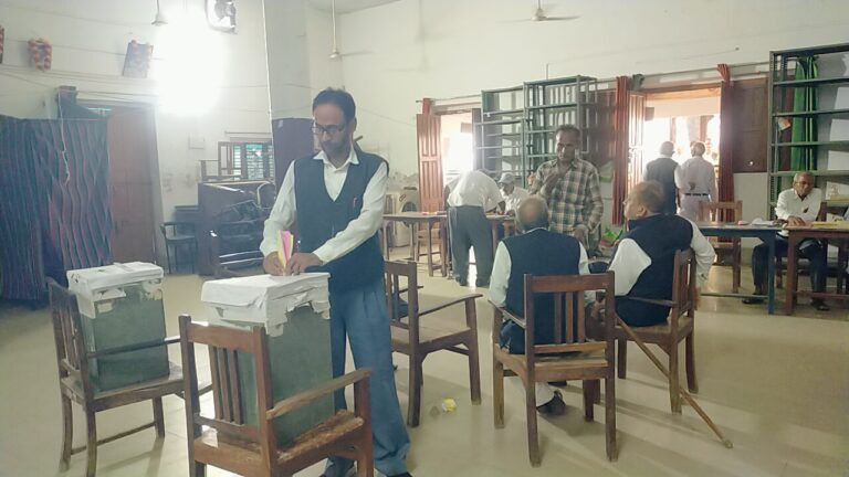 द डिस्ट्रिक्ट बार एसोसिएशन चुनाव कड़े सुरक्षा घेरे में वकीलों ने किया मताधिकार का प्रयोग