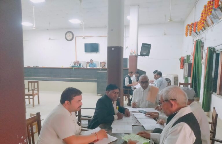 आजमगढ़ डिस्ट्रिक्ट बार एसोसिएशन चुनाव मतगणना का दूसरा चरण पूरा, अध्यक्ष पद पर रघुनाथ राम और मंत्री पद पर मनोज कुमार राय ने बनाई बढ़त