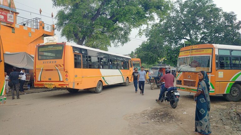 पुलिस बजाती रही माइक, रोडवेज चालक करते रहे ‘मर्जी की ड्राइव’ बस स्टैंड बना जाम का अड्डा