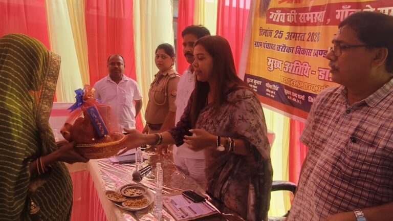 तरौका गांव में महिला आयोग की सदस्य ने लगाई चौपाल।
