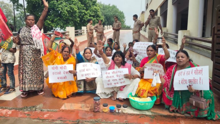 आवश्यक वस्तुओं के बढ़ते दामों के खिलाफ सपा महिला प्रकोष्ठ का प्रदर्शन