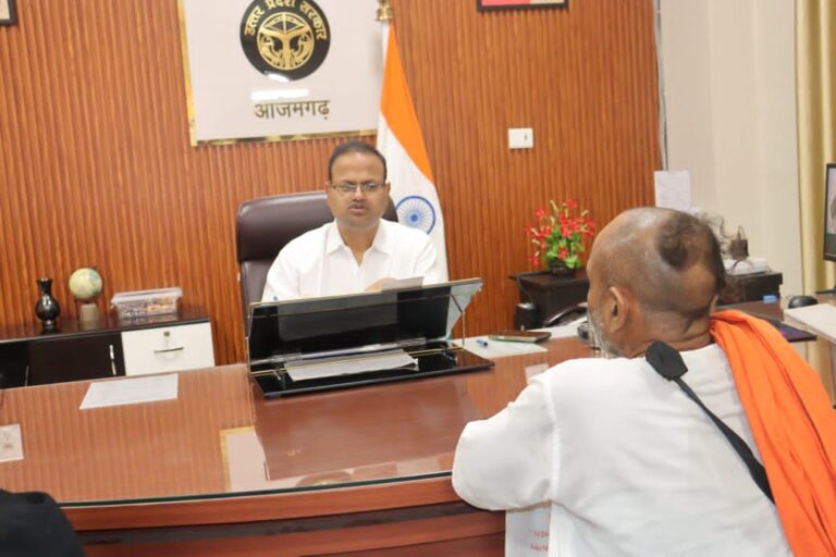 जिलाधिकारी ने जनता दर्शन में सुनीं फरियादियों की समस्याएं, त्वरित एवं गुणवत्तापूर्ण निस्तारण के दिए निर्देश