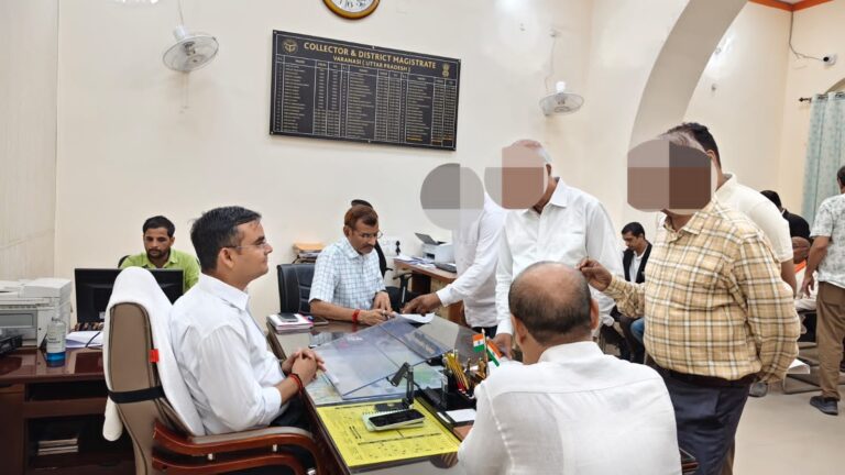 जनता दर्शन में जिलाधिकारी ने सुनीं फरियादियों की समस्याएं
